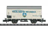 Gedeckter Güterwagen der DB Aufschrift Triumpf-Werke
